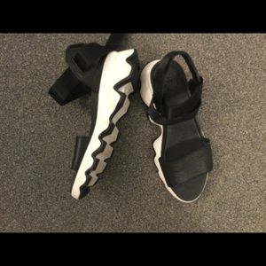 Sorel kinetic black white red sandals